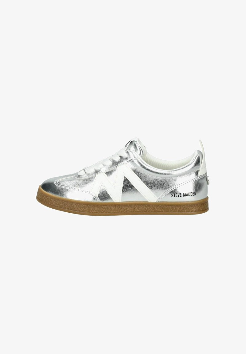 Silberne metallische Sneaker mit weißen Akzenten, flaches Schnürdesign, Gummisohle und "Steve Madden"-Logoprint an der Seite.