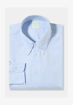 Camicia da uomo azzurra chiaro slim fit, piegata ordinatamente, colletto button-down, bottoni bianchi, maniche lunghe con polsini abbottonati.