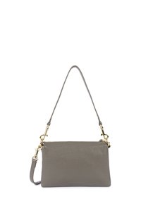 Borsa a tracolla in pelle grigia con una texture liscia, forma rettangolare, tracolla removibile e dettagli in metallo dorato.