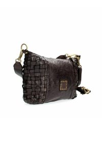 Borsa a tracolla in pelle marrone con texture intrecciata su un lato, hardware in ottone e un accento quadrato borchiato sul fronte. Cinghia regolabile.