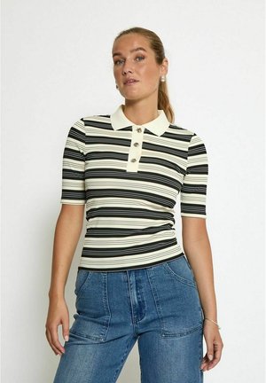 Camisa polo a rayas en crema y negro con mangas cortas, que presenta un cuello blanco y cierre de tres botones. Diseño ajustado con textura de canalé.