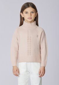 Maglione rosa lavorato a maglia con collo alto a coste, motivo verticale intricato e polsini a coste. Presenta un piccolo logo sul petto.