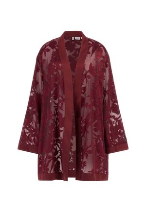 Kimono rouge Marlberry, transparent, avec un design en dentelle florale, manches longues et bords unis. Silhouette fluide avec une ouverture à l'avant.