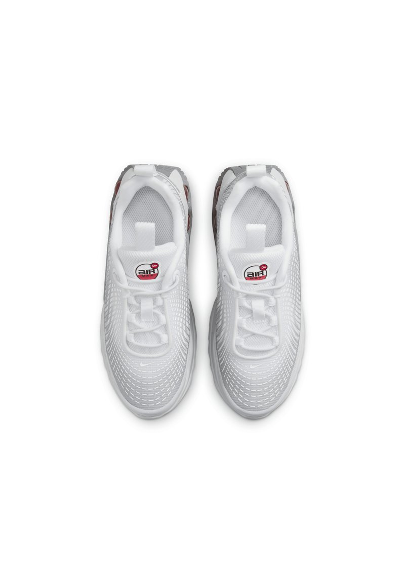 Une paire de baskets Nike Air Max blanches avec tige en mesh et amorti Air visible, vue de dessus sur un fond blanc.