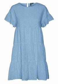 Robe en coton bleu clair avec un col rond, des manches courtes à volants, un design à étages et un motif ajouré sur toute la surface. Fermeture au dos avec une clé d'œil.
