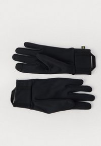 Guantes negros hechos de un material suave y elástico con un diseño ajustado, que cuentan con una correa ajustable en la muñeca y un discreto detalle de logo.
