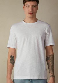 IUMAN Intimissimi Uomo Jednoduché tričko - white