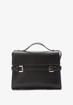Borsa a mano in pelle nera con design strutturato, manico superiore, patta pieghevole, dettaglio fibbia frontale e texture liscia.