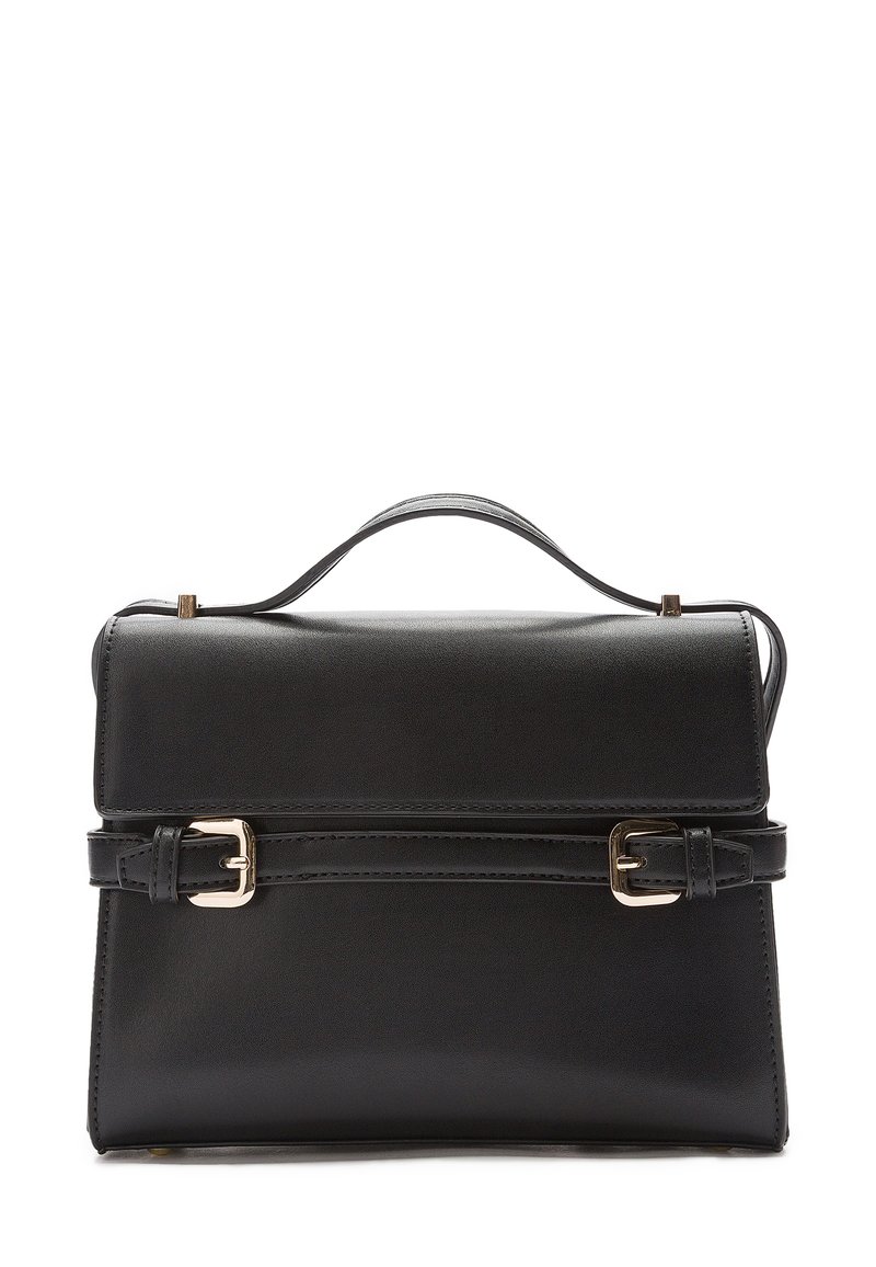 Čierna kožená kabelka so štruktúrovaným dizajnom, horným uchom, klopou s preložením, predným prackovým detailom a hladkou textúrou.