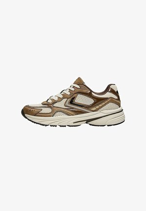 Scarpa da ginnastica marrone e beige con pannelli in mesh, lacci bianchi e suola imbottita, vista laterale su sfondo bianco.