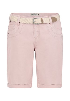 Helle, rosa Damen-Kniehosen mit aufgerollten Säumen, Fronttaschen und einem gewebten, cremefarbenen Gürtel mit silberner Schnalle.