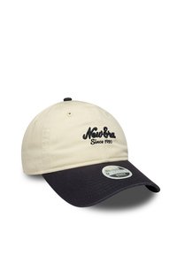 Bež i tamnoplavi bejzbol kapom s izvezenim logom "New Era Since 1920", podesivim remenom i zakrivljenim vizorom. Materijal od pamuka s kontrastnom teksturom.