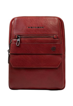 Rote Leder-Vertikaltasche in rechteckiger Form mit zwei Reißverschlussfächern, einer vorderen Klappentasche und Metall-Logoakzenten.