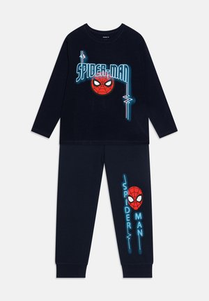 Marineblaues Langarm-Pyjama-Set mit einem Spider-Man-Design auf dem Shirt und der Hose, ergänzt durch kontrastierende himmelblaue und rote Akzente.