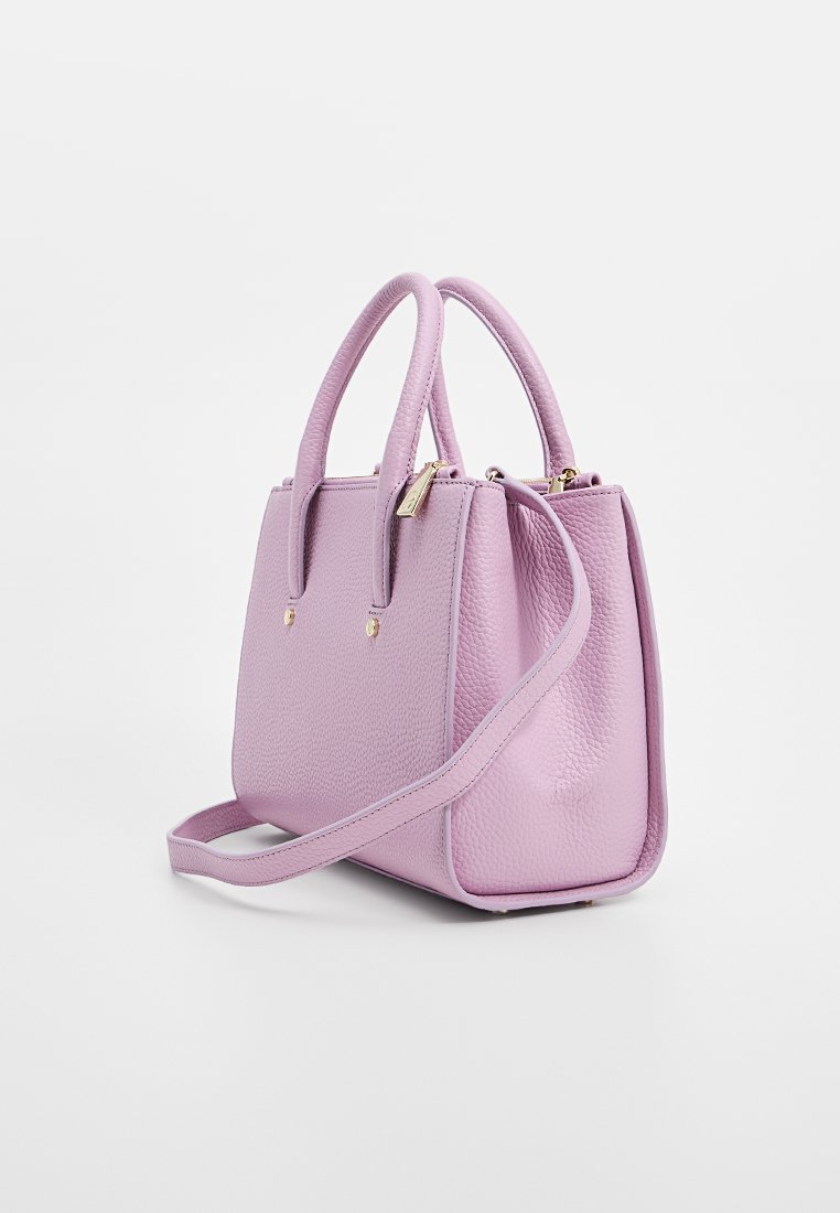 Lila Lederhandtasche mit strukturiertem Finish, zwei Griffen oben, einem abnehmbaren Schultergurt und goldenen Hardware-Akzenten.