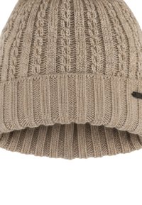 Bonnet tricoté en beige clair, avec une texture côtelée et des motifs en torsades verticales. Tissu doux, design avec revers et petit logo noir.