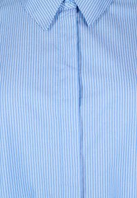 Camicia azzurra chiaro con bottoni, caratterizzata da un motivo a righe bianche, con colletto classico e una texture liscia e tessuta.