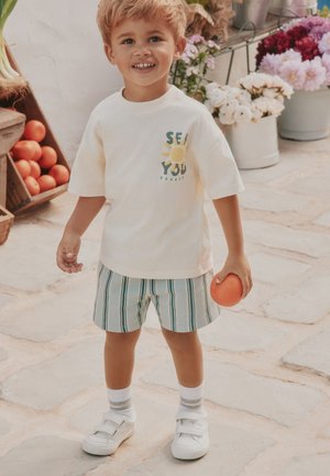 Next, REGULAR FIT - SHORT SLEEVE BACK PRINT T-SHIRT AND SHORTS SET  . - Tepláky - ecru sea you at the beach