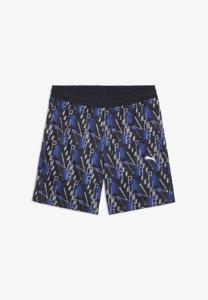 Zwarte shorts met abstracte blauwe en grijze geometrische patronen en herhaalde "PUMA"-tekst, voorzien van een zwarte elastische tailleband en een wit Puma-logo.