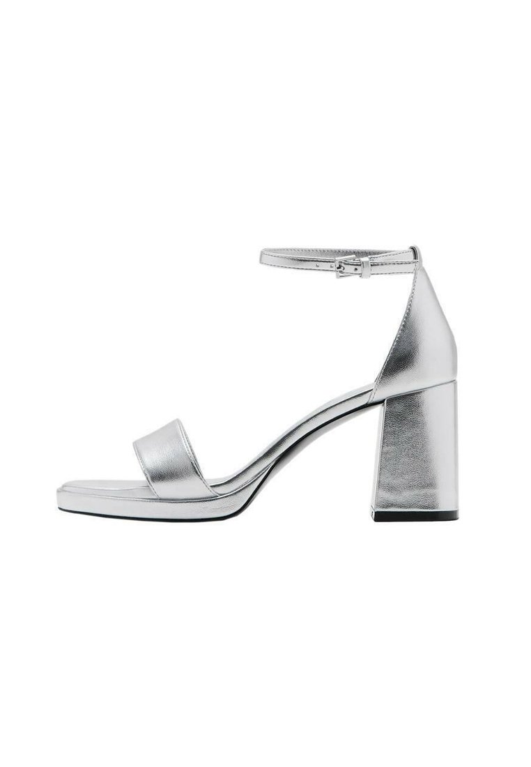 Strieborná kovová sandála na vysokom podpätku so širokým pruhom, prackou na členku a masívnym blokovým podpätkom. Hladký povrch a štvorecový dizajn špičky.