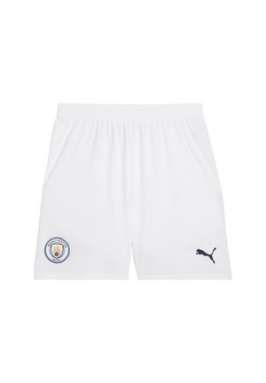 Weiße Sportshorts aus leichtem Material, mit zwei Seitentaschen, einem marineblauen Puma-Logo und einem Manchester City-Emblem am linken Oberschenkel.