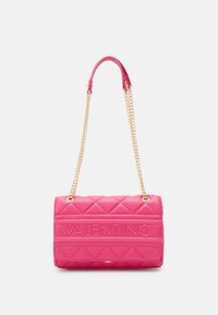Rosa quiltad handväska med kedjesnor, prydd med det präglade "VALENTINO"-logotypen och en slät läderfinish. Rektangulär form med en platt botten.