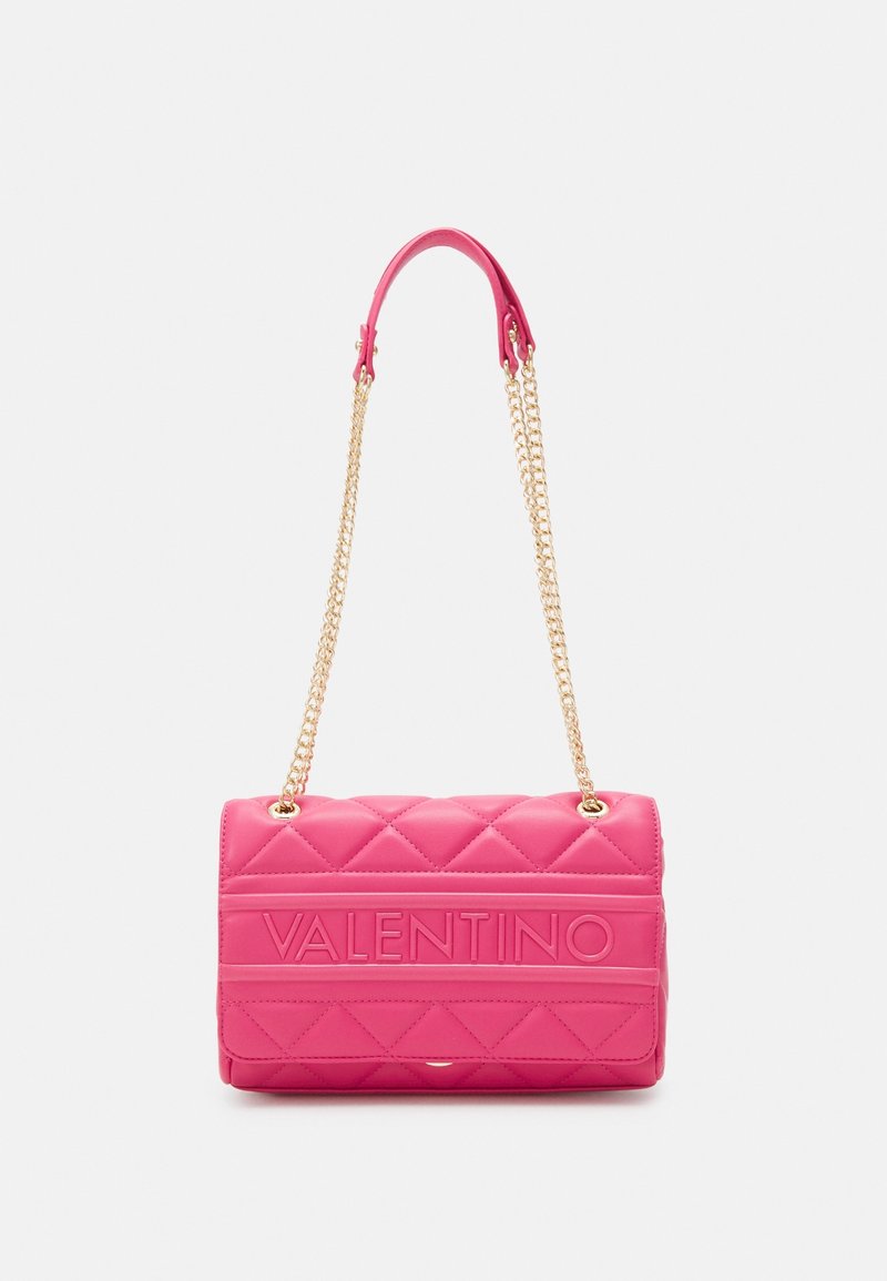 Rosa quiltad handväska med kedjesnor, prydd med det präglade "VALENTINO"-logotypen och en slät läderfinish. Rektangulär form med en platt botten.