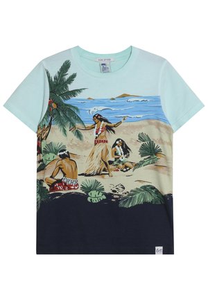 T-shirt avec une scène de plage montrant des personnes en train de danser, de s’asseoir et de jouer des instruments près des palmiers et des vagues de l’océan.