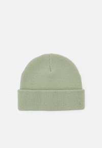 Gorro de malha em material suave e verde-claro, com uma bainha dobrada e topo arredondado. Apresenta uma textura suave e um padrão de malha sutil e uniforme.