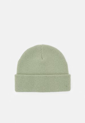 Gorro de malha em material suave e verde-claro, com uma bainha dobrada e topo arredondado. Apresenta uma textura suave e um padrão de malha sutil e uniforme.
