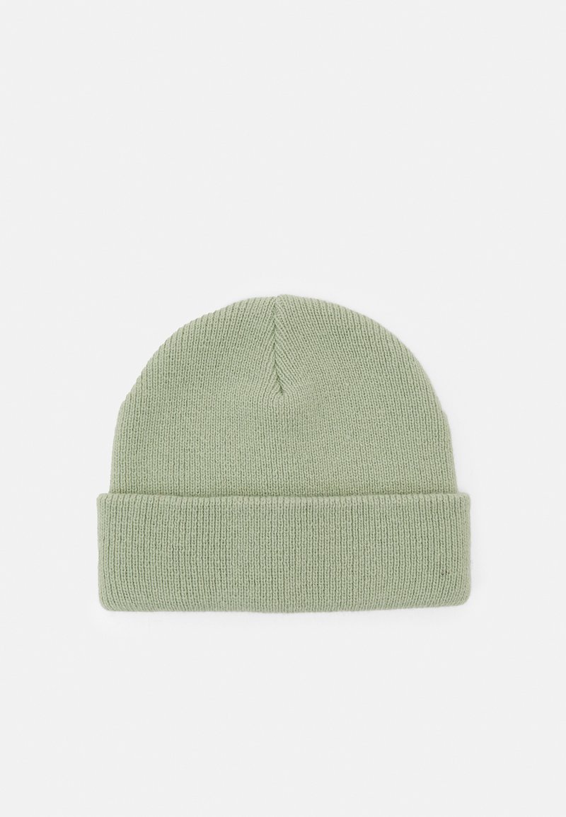 Gorro de malha em material suave e verde-claro, com uma bainha dobrada e topo arredondado. Apresenta uma textura suave e um padrão de malha sutil e uniforme.
