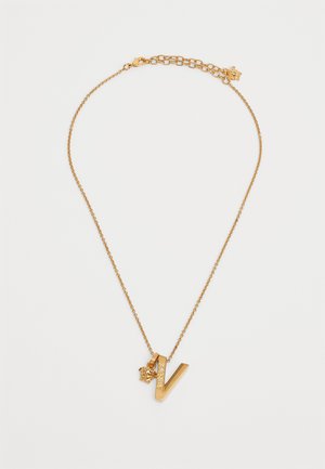 Collar tono dorado con un colgante estilizado en forma de "V" con acentos transparentes y un pequeño charm. El diseño de la cadena es delicado y está enlazado.