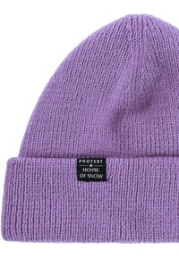 Paarse gebreide beanie met een geribbelde textuur en een gevouwen boord. Bevat een zwart merkembleem dat aan de voorkant is genaaid met witte tekst.