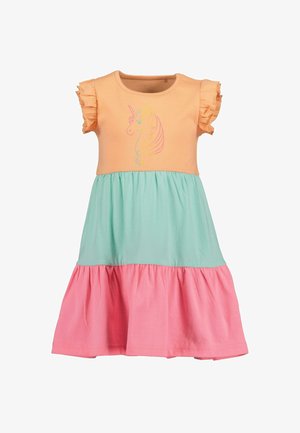 Bomulds kjole med orange overdel med enhjørninge grafik, grøn midtersektion og lyserødt lagdelt skørt. Flæser på ærmerne fremhæver skuldrene.
