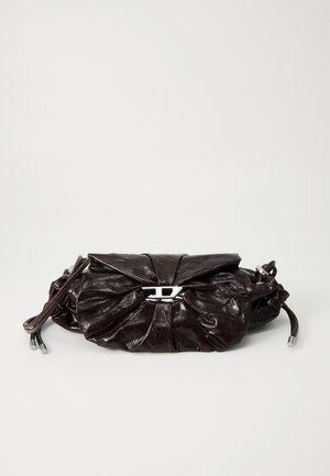 Donkerbruine leren clutch met geplooide details en een centraal sluiting van zilverkleurig metaal, vergezeld van een dunne verstelbare schouderband.