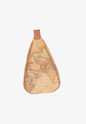 Borsa a tracolla in pelle con una stampa vintage della mappa del mondo. Presenta una tasca frontale con zip, accenti color nocciola e una forma triangolare affusolata.