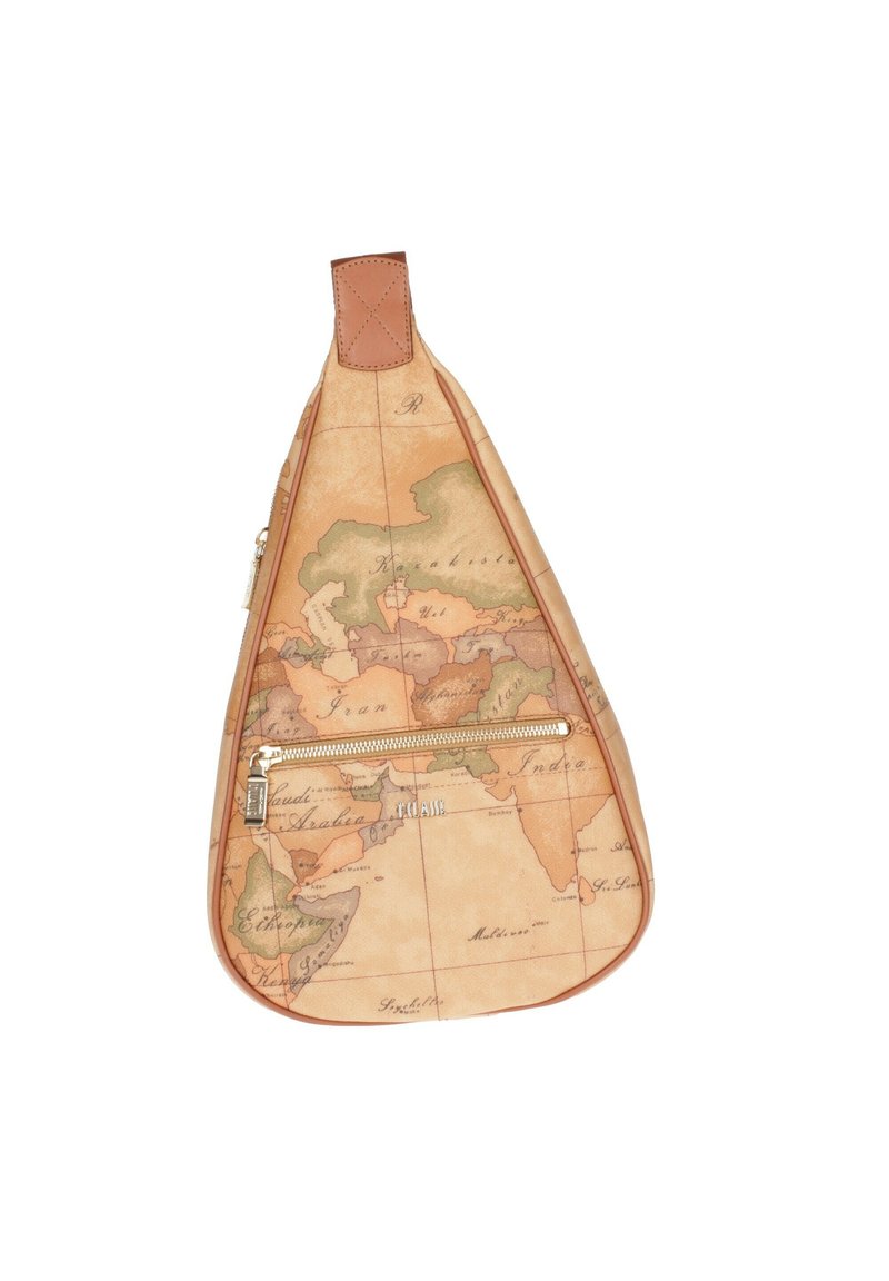 Borsa a tracolla in pelle con una stampa vintage della mappa del mondo. Presenta una tasca frontale con zip, accenti color nocciola e una forma triangolare affusolata.