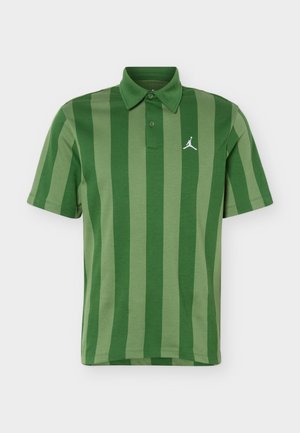 Groen poloshirt met korte mouwen en verticale strepen, twee knoopjes bij de sluiting en een wit Jumpman-logo op de linkerborst.