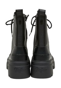 Czarne skórzane botki za kostkę o teksturowanym wykończeniu, z zapięciem na zamek i akcentami z logo. Grube podeszwy zapewniają stabilność i trwałość.