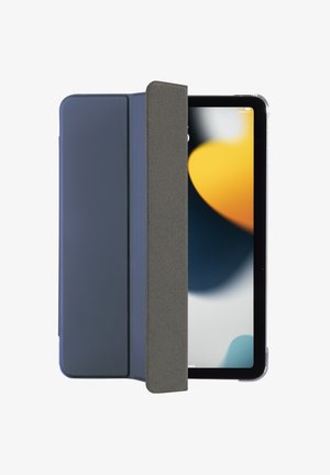 Tablet mit einem teilweise geöffneten dunkelblauen und grauen Schutzcover, das auf dem Bildschirm ein farbenfrohes abstraktes Wallpaper zeigt.