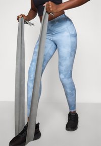 Champion HIGH RISE CAPRI LEGGINGS - Κολάν - light blue