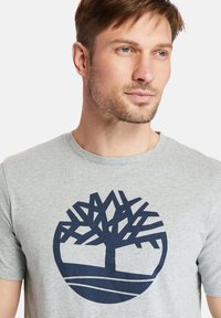 Timberland KENNEBEC RIVER TREE LOGO SHORT SLEEVE - Triko s potiskem - medium grey heather