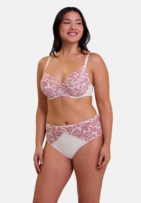 Ensemble de lingerie léger, en crème, avec broderie florale en rose et violet. Le soutien-gorge a un décolleté plongeant ; le slip taille haute a une finition lisse.