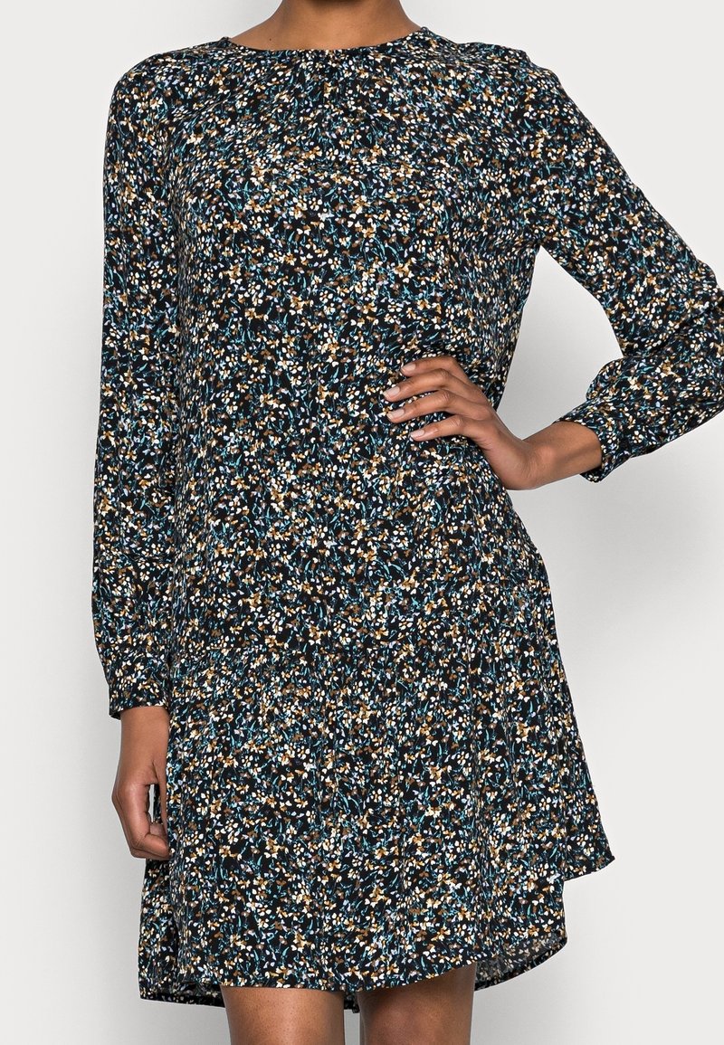 Robe noire à fleurs avec manches longues, dotée d'un motif éparpillé en bleu, blanc et brun. Coupe droite et finition en tissu doux.