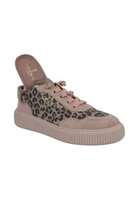 Leopardprint sneakers met accenten van roze suède. Voorzien van een dikke rubberen zool, vetersluiting en een gebrandmerkt inlegzool.