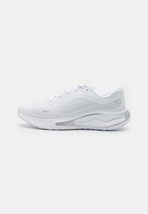 Chaussure de course Nike blanche avec tige en mesh, amorti à air visible dans la semelle et logo Nike swoosh sur le côté.