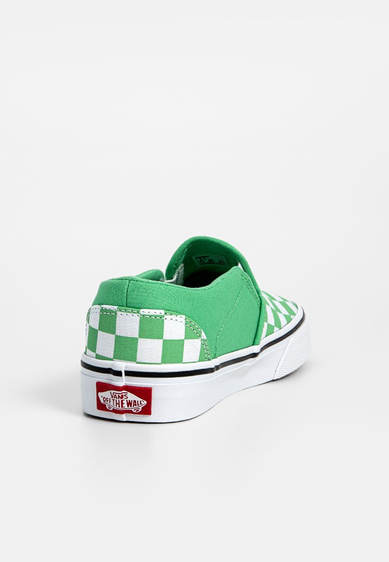 Mocassin en toile verte avec un motif en damier, semelle en caoutchouc blanche et un onglet de logo rouge contrastant au niveau du talon.