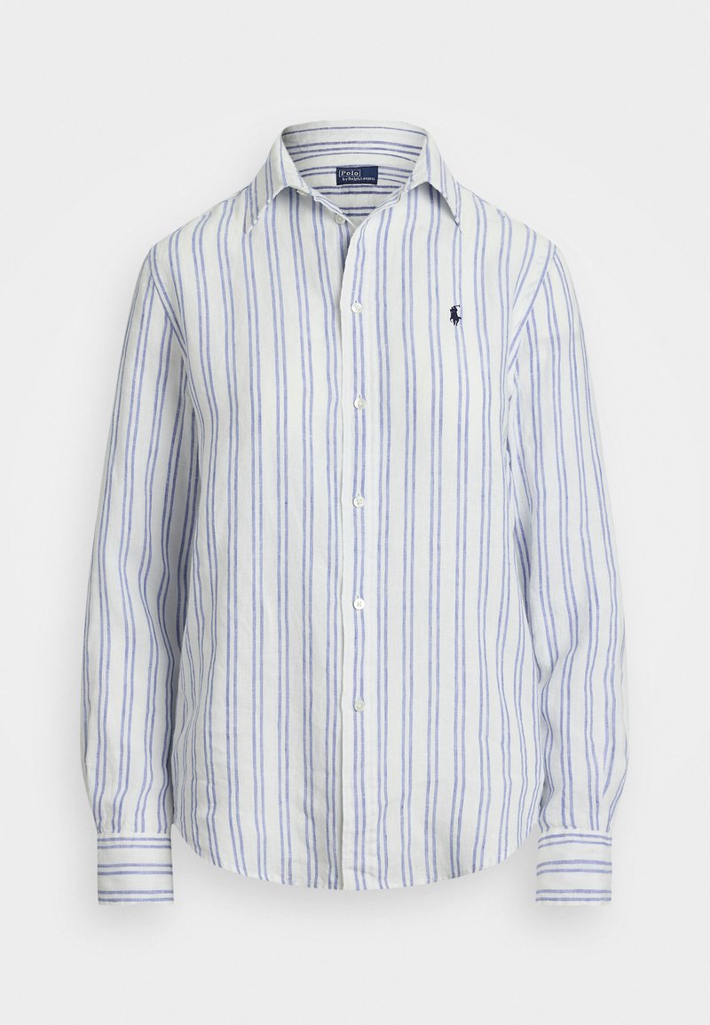 Camisa de botones a rayas en lino azul claro y blanco, con cuello clásico, mangas largas y un pequeño logo bordado en el pecho.