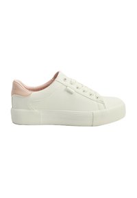 Białe syntetyczne sneakersy z teksturowaną podeszwą, różowym akcentem przy pięcie i sześcioma otworami na sznurowadła. Charakteryzują się minimalistycznym designem i zaokrąglonym noskiem.