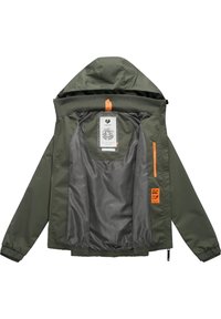 Groene jas met capuchon en grijze voering, elastische manchetten, oranje ritspocket en twee oranje merklabeletjes aan de binnenkant.